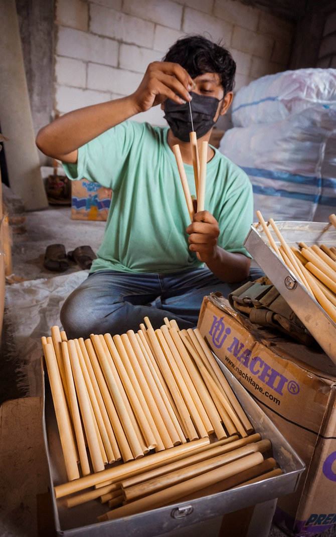 Pembuatan Sedotan  Bambu  Ramah Lingkungan Tembus Pasar 
