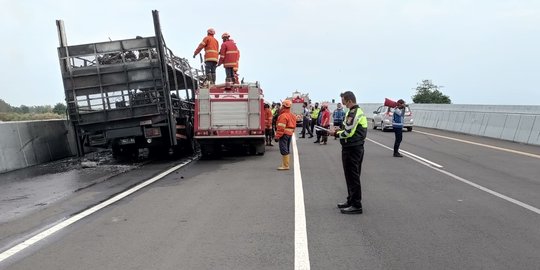 39 Unit Motor Hangus Terbakar di Jalan Tol Nganjuk