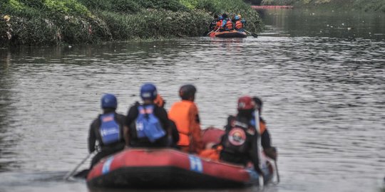 Pencarian Bocah Korban Tenggelam di Kanal Banjir Timur