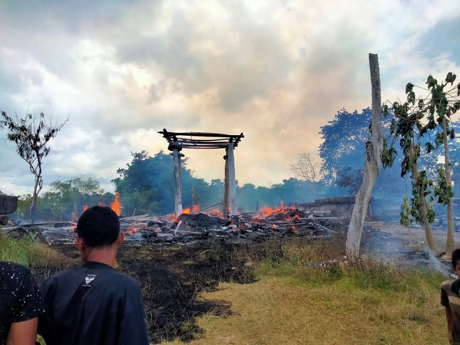 kebakaran 9 rumah adat sumba barat daya