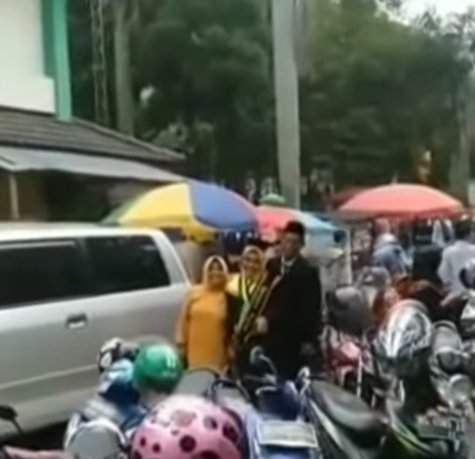 pacar ldr wanita ini terkejut saat wisuda sang pacar datang kenakan seragam tni