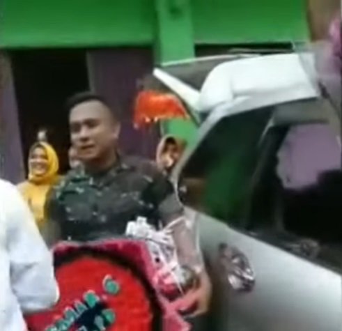 pacar ldr wanita ini terkejut saat wisuda sang pacar datang kenakan seragam tni