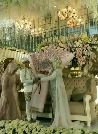 pengantin ini diberi kado buket uang oleh adik jumlahnya bikin bingung balikin