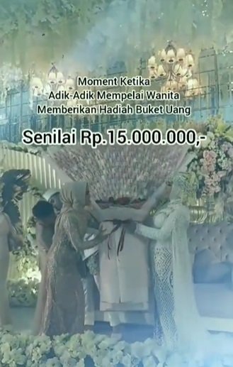 pengantin ini diberi kado buket uang oleh adik jumlahnya bikin bingung balikin