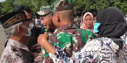 Momen Haru Pertemuan Keluarga dan Anak Kembarnya yang Lulus Jadi Prajurit TNI