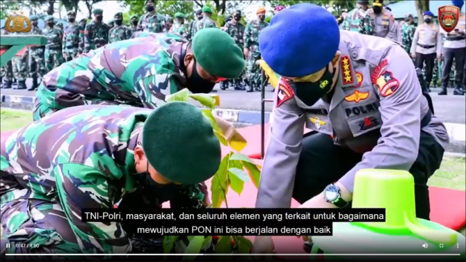 kapolri listyo digendong para tni