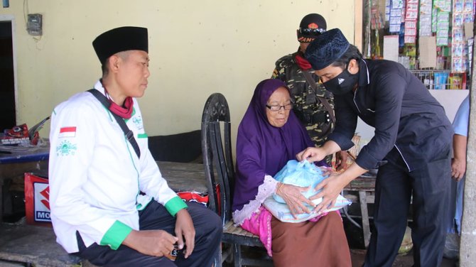 sejumlah badan amil zakat di banyuwangi salurkan bantuan kepada warga terdampak covid 19