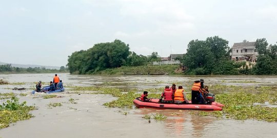 Perahu Penyeberangan Terbalik di Tuban, 8 Penumpang Hilang