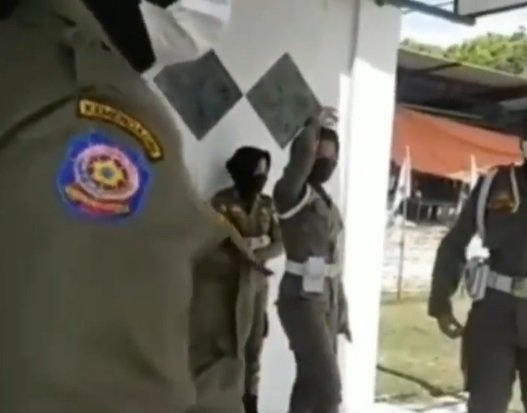 seperti ada dendam warga usir anggota satpol pp wanita saat berteduh di teras rumahya