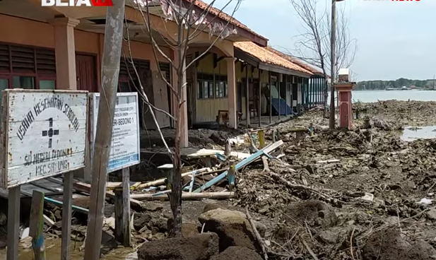 sekolah dasar di demak hancur terkena banjir rob