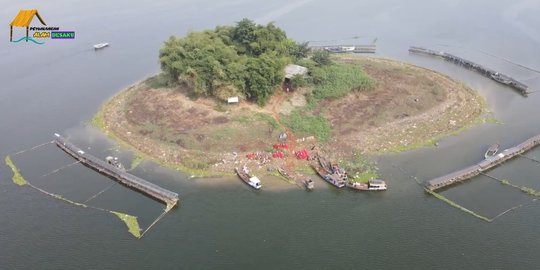 Potret Satu Keluarga Tinggal di Pulau Kecil, Bertahan Meski Tak Ada Listrik