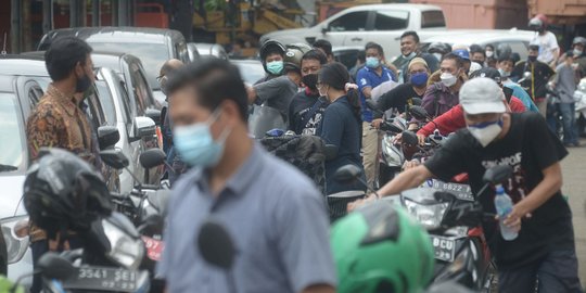 Antre Mengular Pengendara Bermotor Saat Uji Emisi Gratis