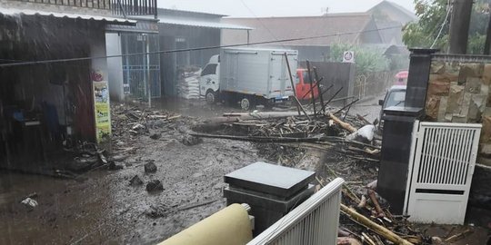 Banjir Bandang Terjang 2 Desa di Kota Batu, Lumpur dan Kayu Menutup Akses Jalan