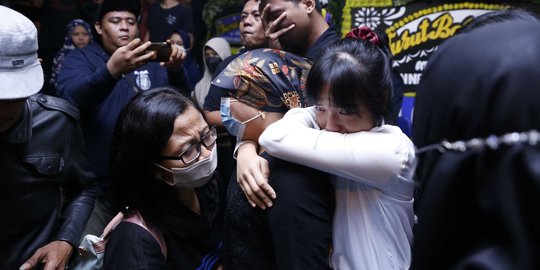 Disambut Tangis Keluarga, Ini 4 Potret Jenazah Vanessa dan Suami Tiba di Rumah Duka