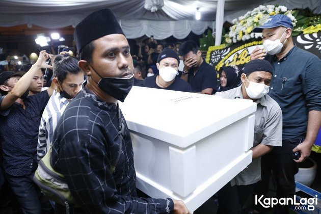 disambut tangis keluarga ini 4 potret jenazah vanessa dan suami tiba di rumah duka