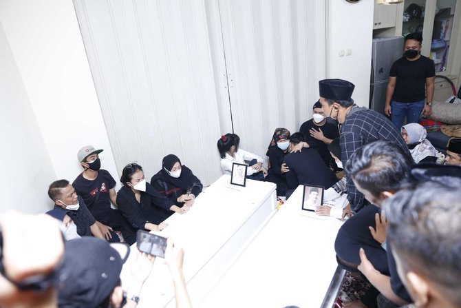 disambut tangis keluarga ini 4 potret jenazah vanessa dan suami tiba di rumah duka