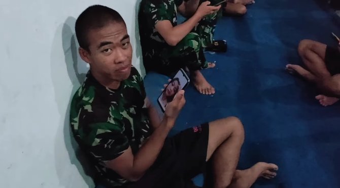 prajurit tni ini sibuk video call sang pacar