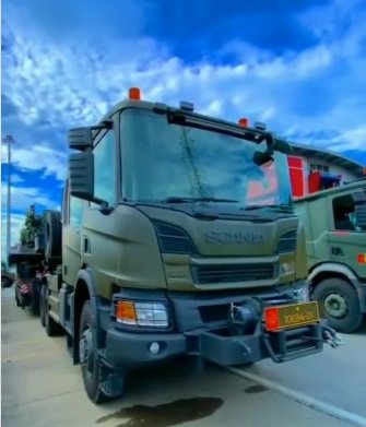 potret truk pengangkut tank milik tni