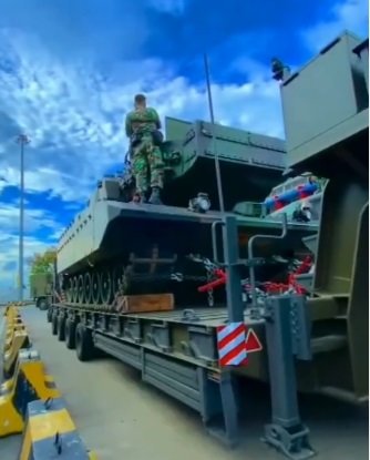 potret truk pengangkut tank milik tni