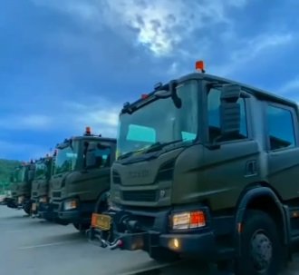 potret truk pengangkut tank milik tni