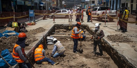 Pasang Pipa Gas Alam, Pekerja Peru Temukan Benda Kuno