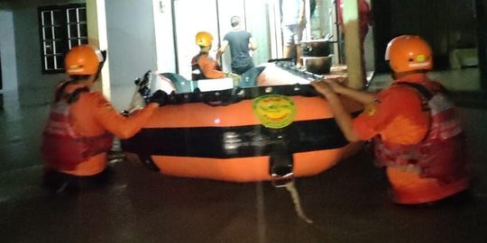 Basarnas Evakuasi 9 Orang Satu Keluarga Terjebak Banjir di Pekanbaru