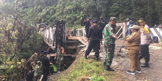 TNI-Polri & Masyarakat Tuntaskan Perbaikan Jembatan Sahayu yang Dirusak OTK