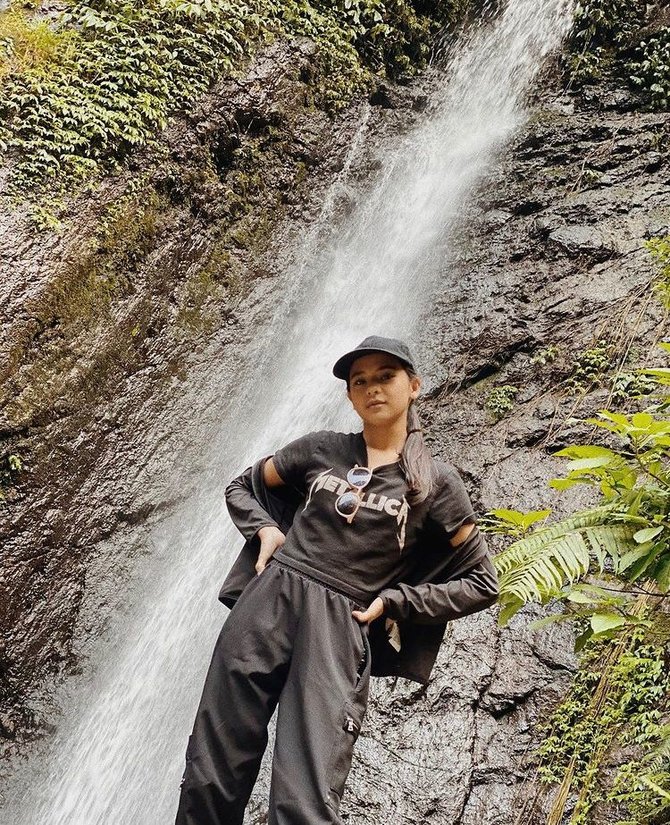 cathy fakandi liburan di air terjun