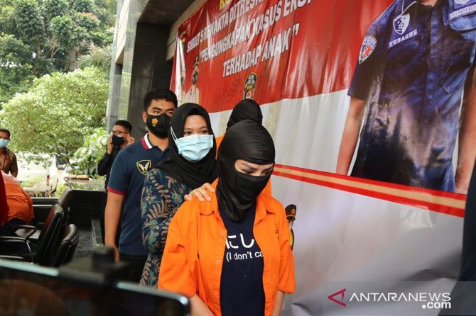 tersangka kasus prostitusi cynthiara alona dihadirkan polda metro jaya