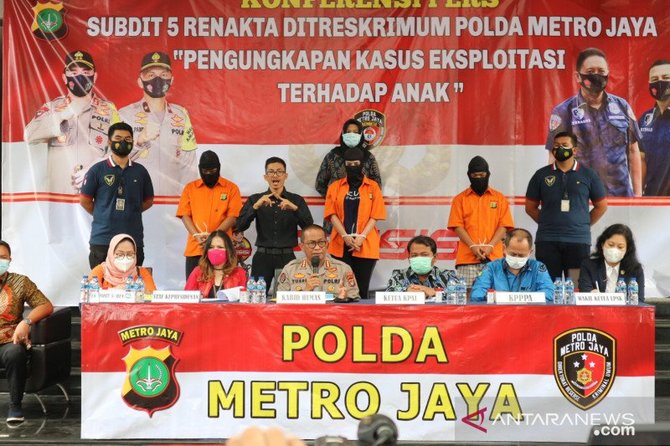 polda metro jaya rilis kasus prostitusi tersangka cynthiara alona baju oranye tengah