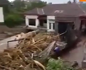 video banjir bandang di batu jawa timur