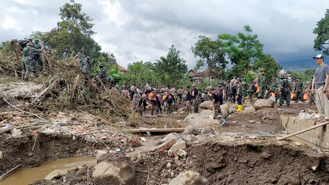 bapak amp anak meninggal akibat banjir bandang di batu jasad ditemukan 5 km dari rumah