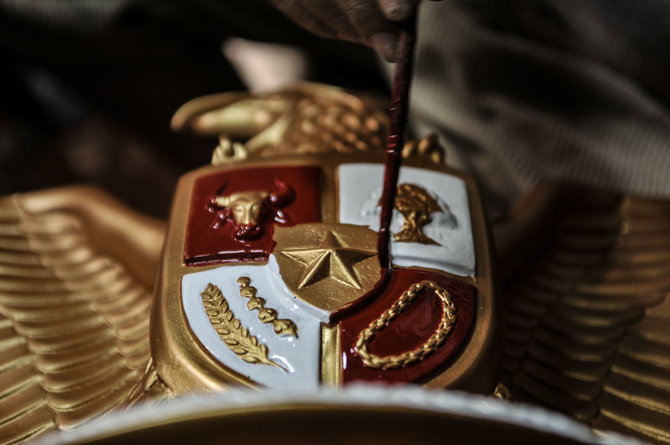 perajin patung garuda pancasila