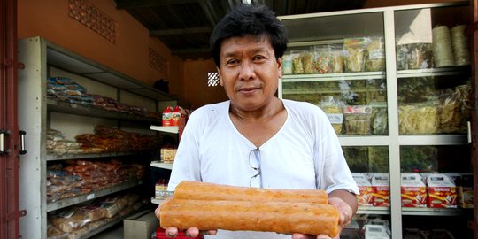 Mencicipi Kerupuk Kenyal Bontot, Kuliner Unik Khas Tanah Karawang