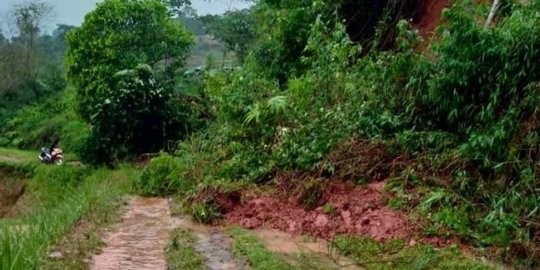 Jalan Penghubung Antar Desa dan Kabupaten di Cianjur Masih Terputus Longsor