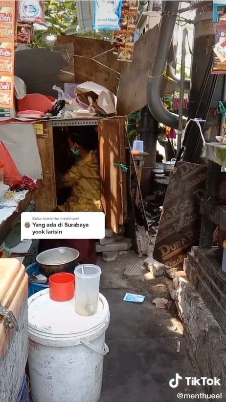 nenek penjual minuman di surabaya tinggal di dalam lemari