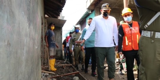 Bobby Tinjau Pembetonan Jalan dan Rumah Warga yang Langganan Banjir di Medan Deli