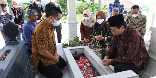 Rektor UNS Kunjungi Keluarga Gilang, Mahasiswa Korban Diklatsar Menwa