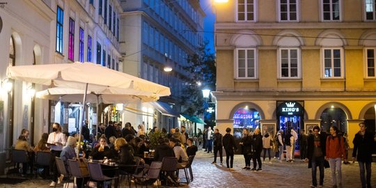 Austria Larang Warga yang Belum Divaksin Penuh Kunjungi Restoran, Salon