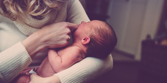 Hal yang Perlu Diperhatikan dalam Merawat Kulit Bayi yang Baru Lahir