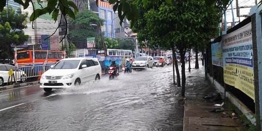 Ruas Jalan di Depan Alexis Tergenang Air, Lalu Lintas Dialihkan Sementara