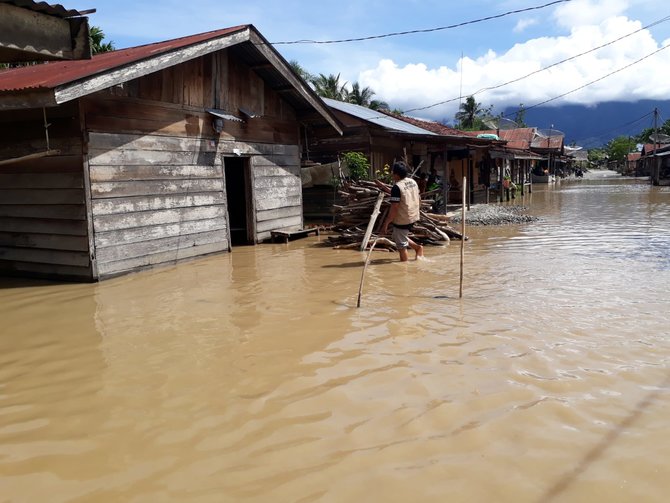 banjir di sintang 2 orang tewas dan 87496 jiwa terdampak