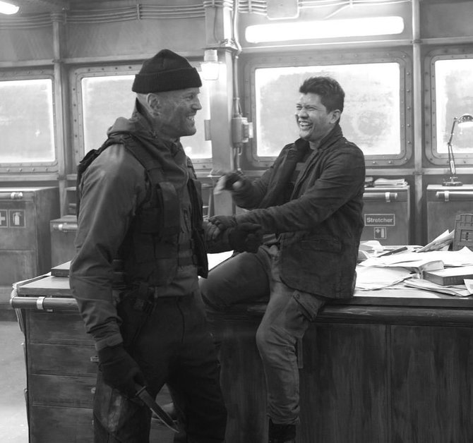 banjir pujian ini momen iko uwais adu akting dengan jason statham