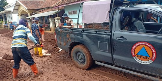 Banjir Bandang Rendam 46 Rumah Warga di Bandung Barat