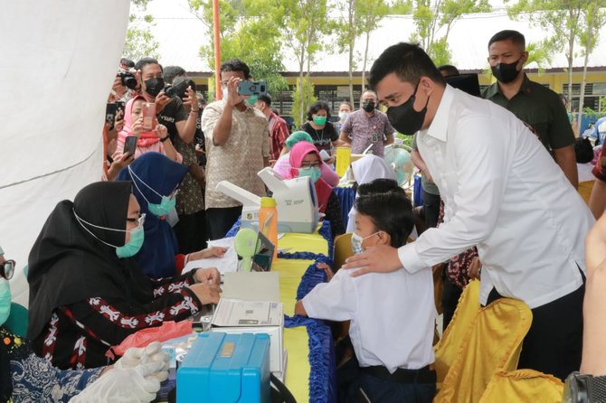 bobby nasution sukses percepat vaksinasi guru pelajar di kota medan