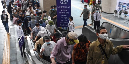 Antusiasme Warga Hanoi Jajal Kereta Komuter Perkotaan Pertama