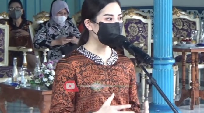 wamenparekraf pingsan saat hadiri acara di keraton solo