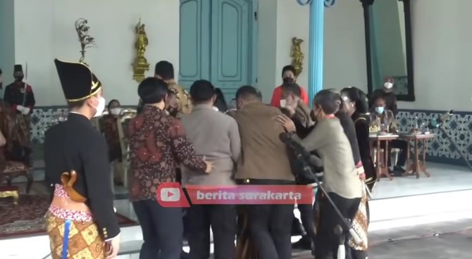 wamenparekraf pingsan saat hadiri acara di keraton solo
