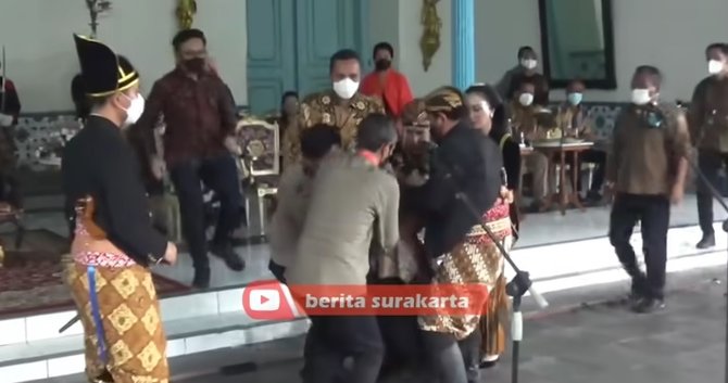 wamenparekraf pingsan saat hadiri acara di keraton solo