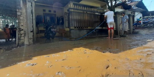 Banjir di Pejaten Timur Surut, Warga dan 'Pasukan Orange' Bersihkan Lumpur